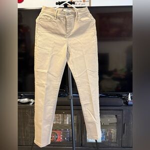 Levi’s Perfectly Slimming 512 Straight leg High Rise never been worn